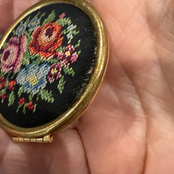 Avon Floralpoint locket - Picture 6 of 11